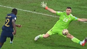 la atajada de "Dibu" Martínez a Kolo Muani