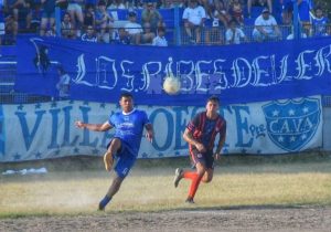 Escándalo en la eliminación de Villa Alvear: disturbios y descontrol en el estadio
