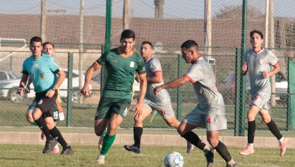 Franco Valdez maniobra ante Leandro Maciel durante el partido entre Deportivo Luján y Resistencia Central.