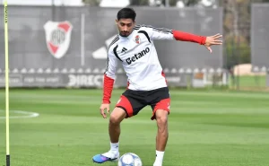 Juan Carlos Portillo trabaja con pelota durante un entrenamiento de River