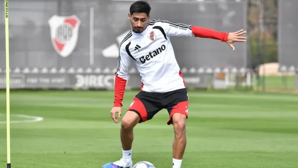 Juan Carlos Portillo trabaja con pelota durante un entrenamiento de River