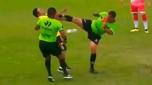 Insólita patada de árbitro peruano en Copa Perú