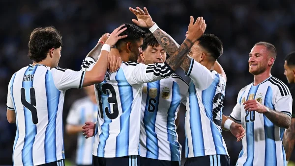 Argentina y Bolivia durante el amistoso en el estadio Mario Alberto Kempes