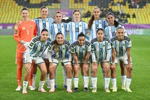 Jugadoras de la Selección argentina femenina Sub 20 posan con la camiseta albiceleste.