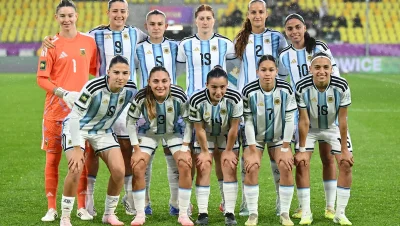 Jugadoras de la Selección argentina femenina Sub 20 posan con la camiseta albiceleste.