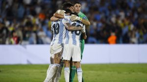 La Selección triunfó en Montevideo y acaricia el pase al Mundial