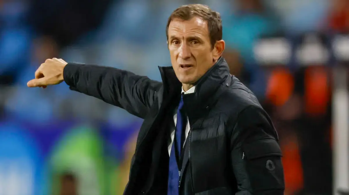 Boca activa una vía reglamentaria para reforzar la defensa tras la lesión de Aranda