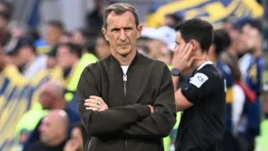 Rodolfo Arruabarrena observa el campo de juego junto a un integrante del cuerpo técnico.