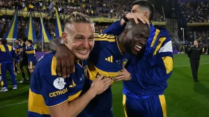 Enner Valencia y Santiago Ascacibar tras el triunfo de Boca ante Racing