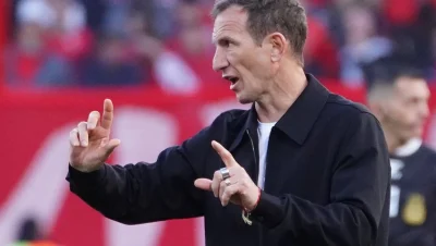 Rodolfo Arruabarrena, entrenador de Boca, realiza gestos con las manos.