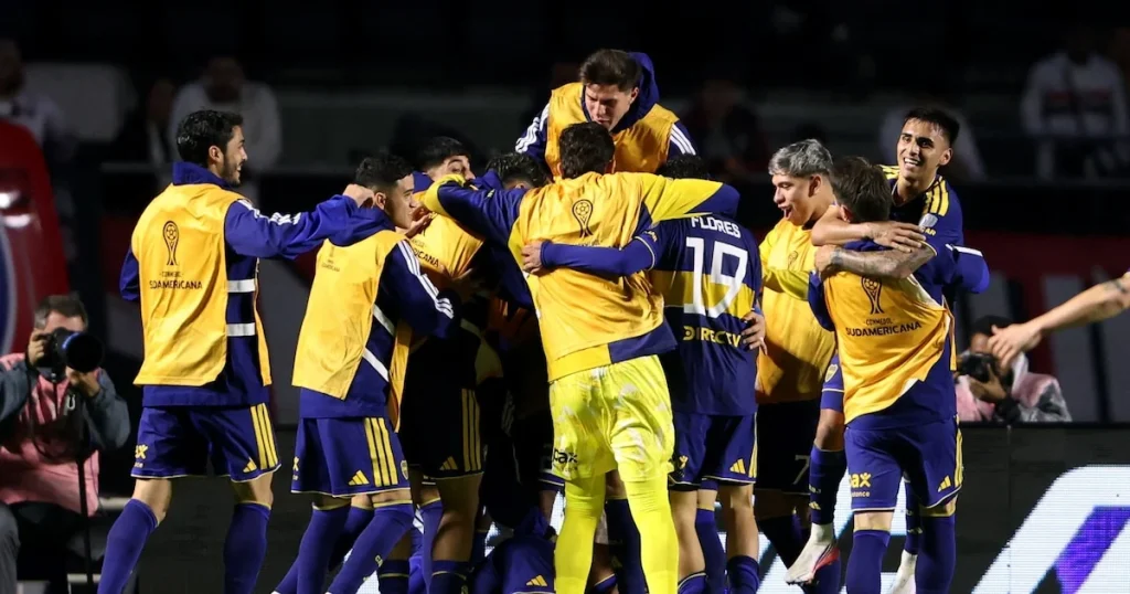 Jugadores de Boca Juniors celebran la clasificación ante San Pablo