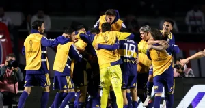 Jugadores de Boca Juniors celebran la clasificación ante San Pablo