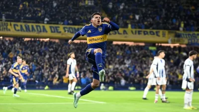 Boca celebra el triunfo por 2-1 frente a Talleres en la Bombonera.