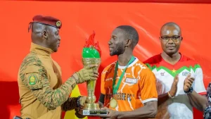 Ibrahim Traoré entrega el trofeo de la Coupe du Faso 2026