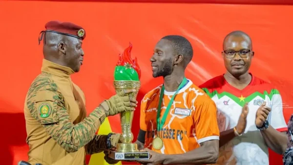 Ibrahim Traoré entrega el trofeo de la Coupe du Faso 2026