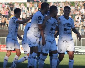 Chaco For Ever con su camiseta blanca