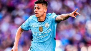Claudio Echeverri debutó en el City con derrota y lágrimas en Wembley