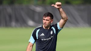 Dibu Martínez, con dolor antes del debut argentino