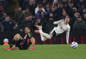 Dibu Martínez en modo Cuti Romero: su barrida clave ante Darwin Núñez