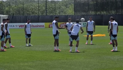 Scaloni probó con 13 pecheras y no confirmó el equipo de Argentina