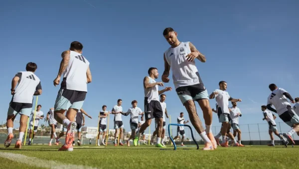 Scaloni prueba el once con Messi antes del Mundial