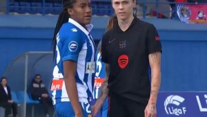 Polémica en el fútbol femenino: jugadora del Barcelona tocó a una rival en pleno partido