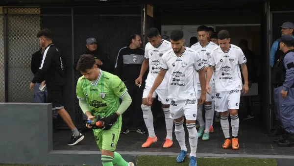 Jugadores de Chaco For Ever salen al campo de juego