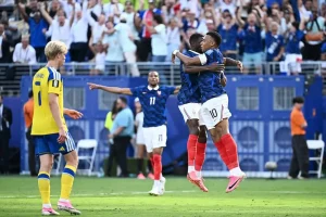 Francia aplastó a Suecia y avanzó a octavos con Mbappé como figura