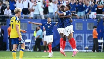 Francia aplastó a Suecia y avanzó a octavos con Mbappé como figura