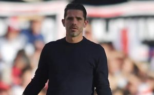 Gago, en la cuerda floja en Boca: solo lo salva el título