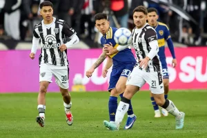 Jugadores de Gimnasia y Boca durante el empate 2-2 en Mendoza.