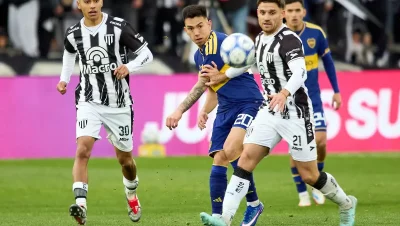 Jugadores de Gimnasia y Boca durante el empate 2-2 en Mendoza.