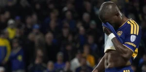 Jugador de Boca lamenta la derrota ante Vasco da Gama en la Bombonera