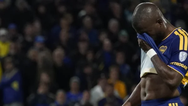 Jugador de Boca lamenta la derrota ante Vasco da Gama en la Bombonera