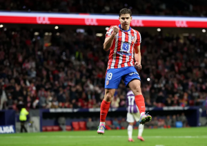 Julián Álvarez y Simeone, figuras en el triunfo del Atlético