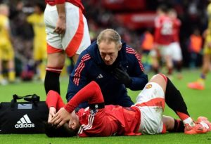 Lisandro Martínez sufrió una lesión y preocupa su estado