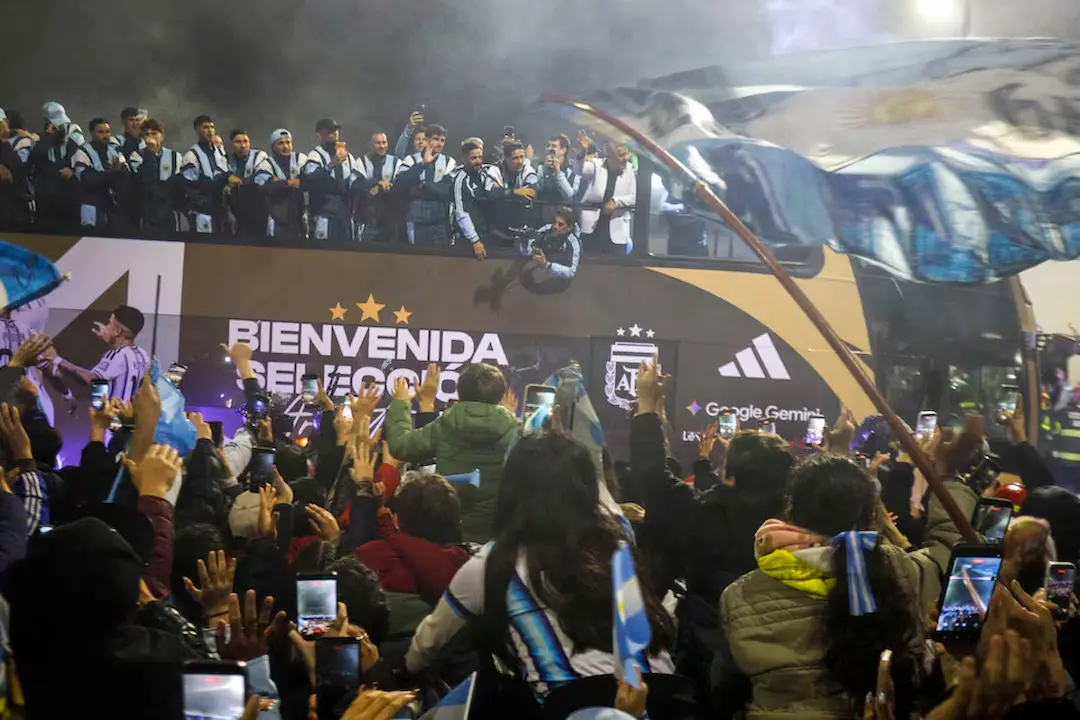 La Selección Argentina volvió a Buenos Aires y recibió el apoyo de miles de hinchas