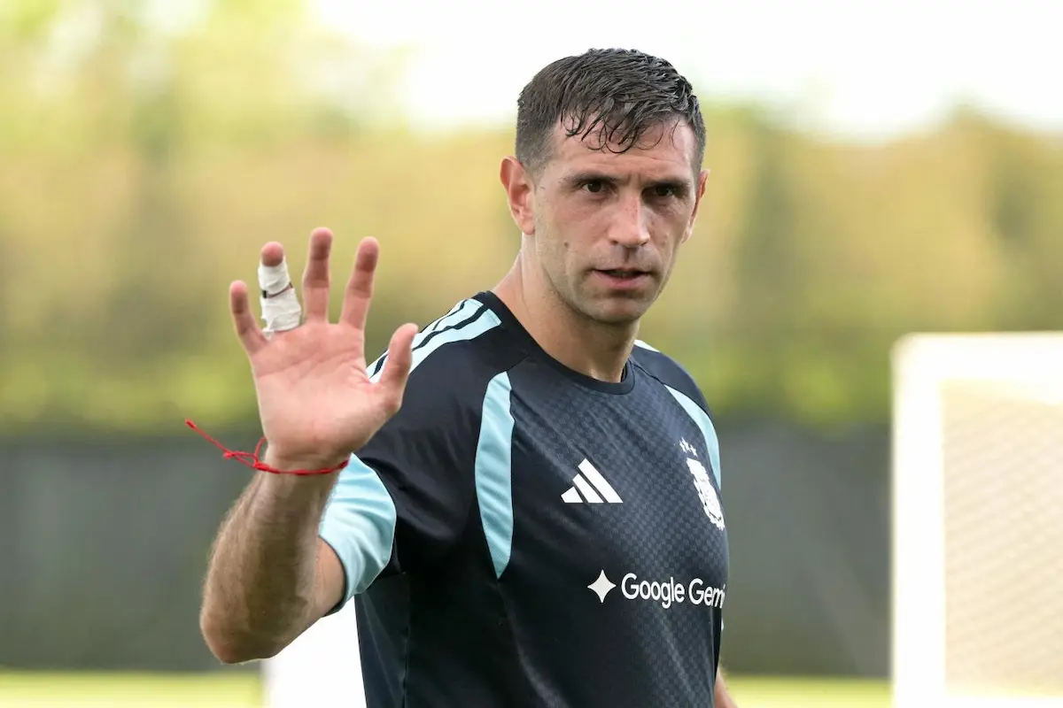 Dibu Martínez acelera su recuperación y se ilusiona con atajar ante Argelia