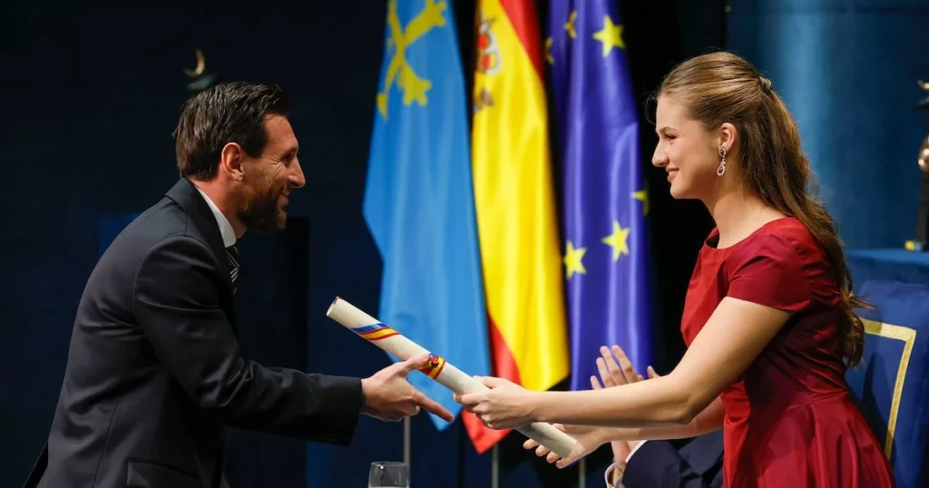 Lionel Messi recibe el diploma del Premio Princesa de Asturias de manos de la princesa Leonor en Oviedo