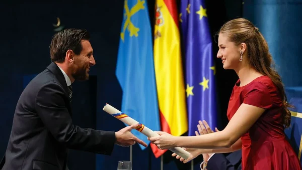 Lionel Messi recibe el diploma del Premio Princesa de Asturias de manos de la princesa Leonor en Oviedo