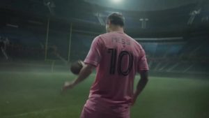 Messi con pelota de fútbol americano