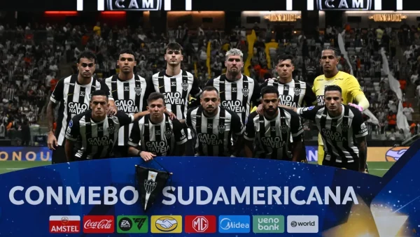 El plantel de Atlético Mineiro posa junto al cartel de la Copa Sudamericana.