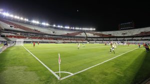 Monumental vacío: River juega ante Barcelona por sanción de Conmebol
