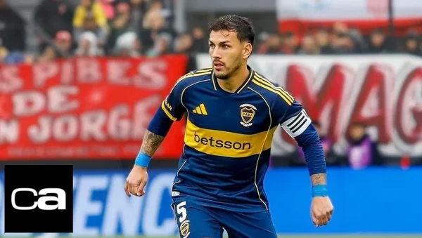 Leandro Paredes con la camiseta de Boca y la cinta de capitán