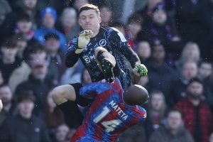 Brutal patada voladora en la FA Cup
