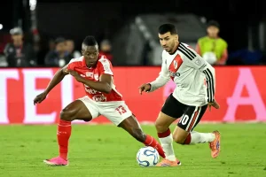 River sufrió en Bogotá, empató con Santa Fe y dejó la serie abierta