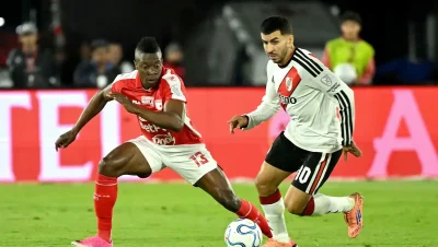 River sufrió en Bogotá, empató con Santa Fe y dejó la serie abierta