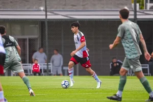 Lucas Silva conduce la pelota durante el amistoso de River contra Ferro.