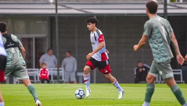 Lucas Silva conduce la pelota durante el amistoso de River contra Ferro.