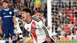 Un jugador de River festeja durante el partido ante Racing
